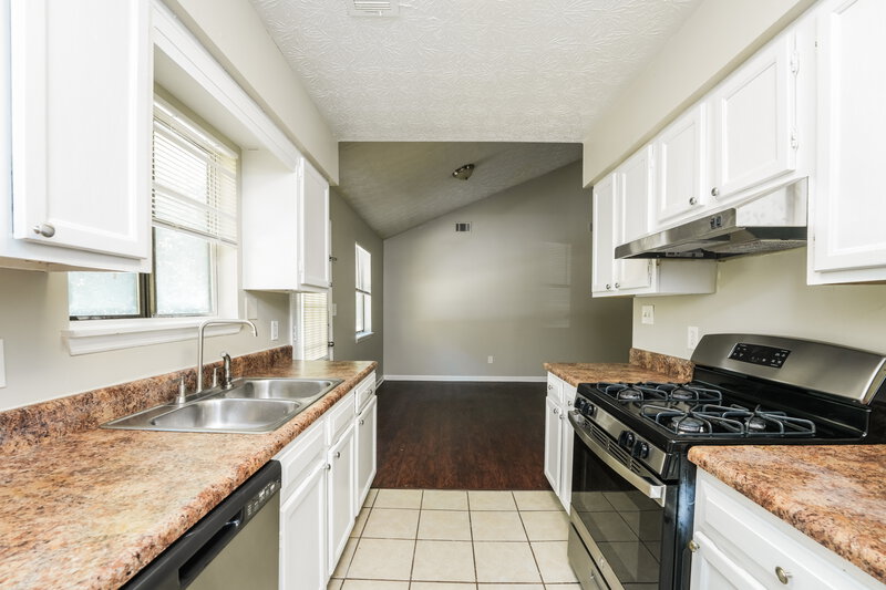 1,595/Mo, 488 Carillon Ln Stone Mountain, GA 30083 Kitchen View 2