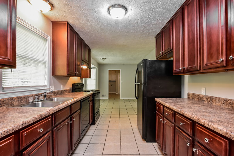 2,295/Mo, 5002 Post Road Ct Stone Mountain, GA 30088 Kitchen View