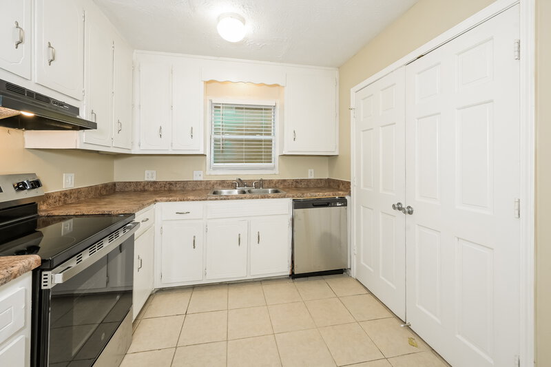 1,480/Mo, 5351 Ridgemere Ct Stone Mountain, GA 30083 Kitchen View 2