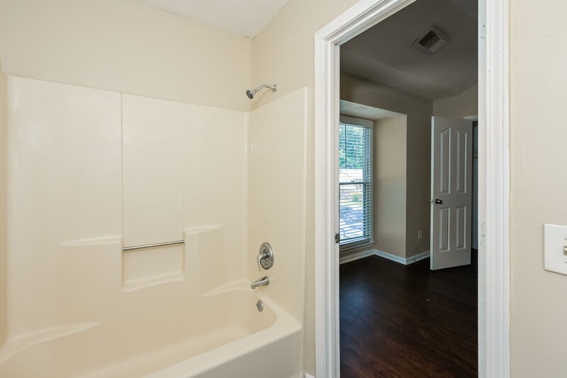 1,480/Mo, 5351 Ridgemere Ct Stone Mountain, GA 30083 Main Bathroom View 2