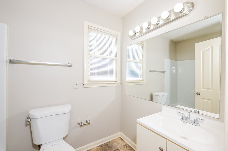 1,670/Mo, 5353 Ridgemere Ct Stone Mountain, GA 30083 Main Bathroom View