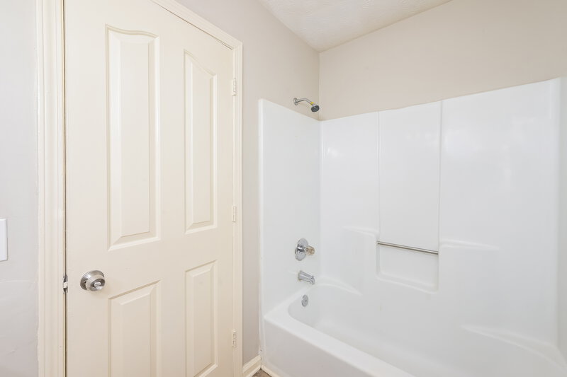 1,670/Mo, 5353 Ridgemere Ct Stone Mountain, GA 30083 Main Bathroom View 2