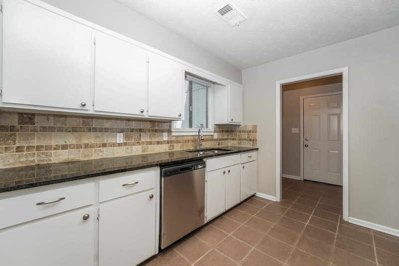 1,675/Mo, 591 STONEHEDGE Drive Stone Mountain, GA 30087 Kitchen View 2