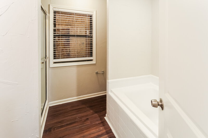 1,855/Mo, 599 Maple Dr Stone Mountain, GA 30083 Main Bathroom View