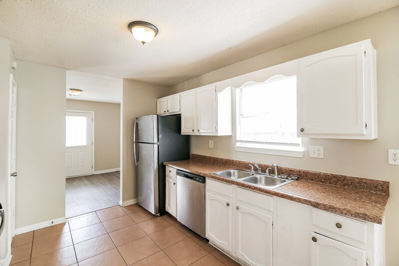 1,700/Mo, 713 Arbor Hill Dr Stone Mountain, GA 30088 Kitchen View