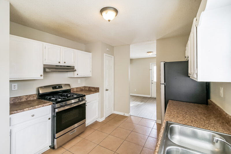 1,700/Mo, 713 Arbor Hill Dr Stone Mountain, GA 30088 Kitchen View 2