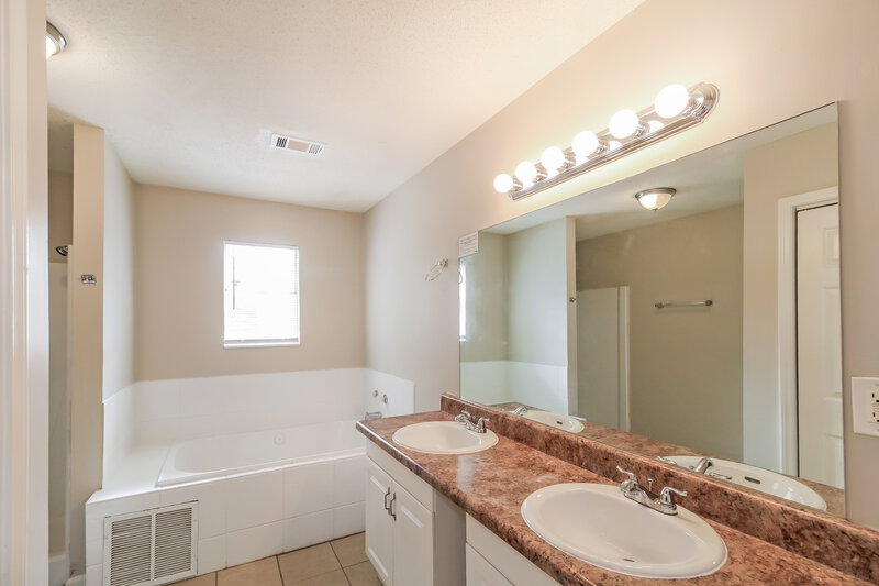 1,700/Mo, 713 Arbor Hill Dr Stone Mountain, GA 30088 Main Bathroom View