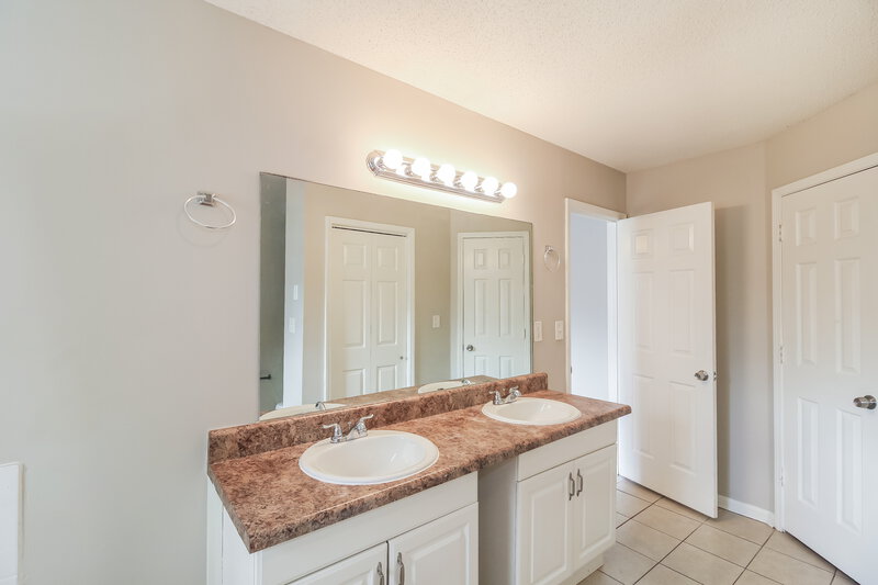 1,700/Mo, 713 Arbor Hill Dr Stone Mountain, GA 30088 Main Bathroom View 2