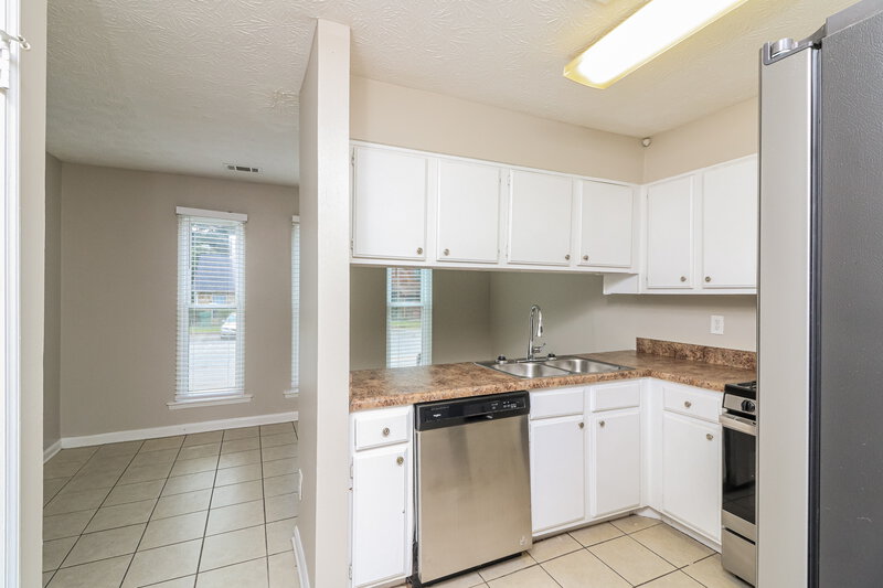 1,595/Mo, 789 Heritage Oaks Dr Stone Mountain, GA 30088 Kitchen View 2