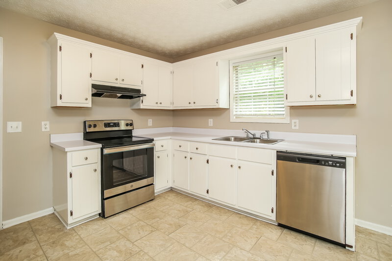 1,640/Mo, 101 Whispering Pine Ln NE White, GA 30184 Kitchen View