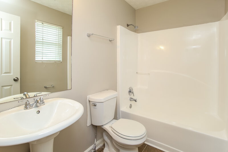 1,640/Mo, 101 Whispering Pine Ln NE White, GA 30184 Main Bathroom View