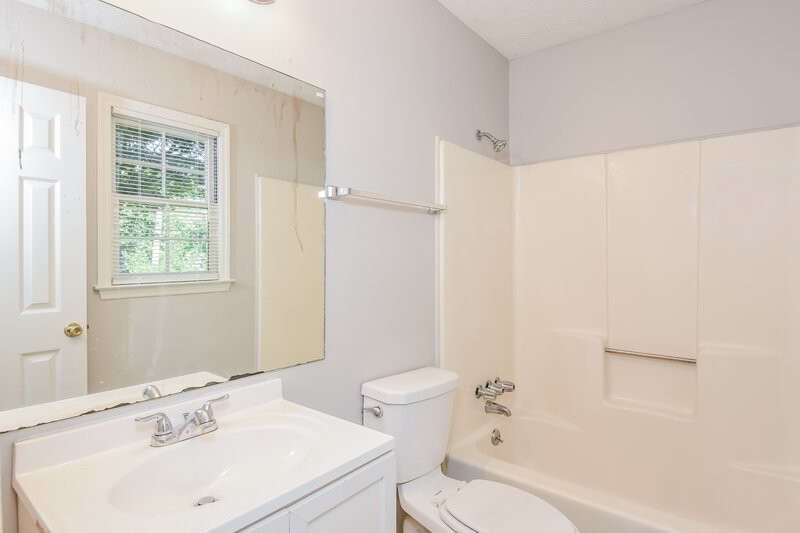 1,700/Mo, 5976 Lake Lanier Heights Rd Buford, GA 30518 Main Bathroom View