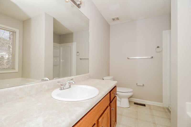 1,690/Mo, 40 Pleasant Forest Trl Temple, GA 30179 Main Bathroom View