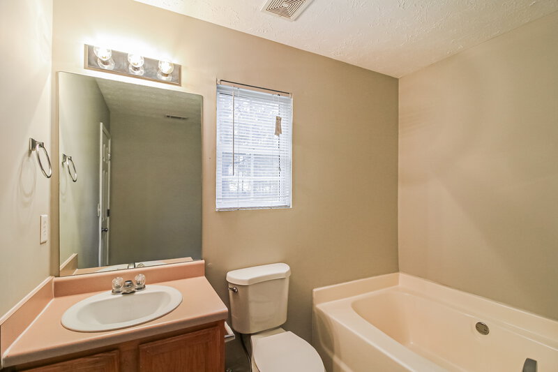 1,775/Mo, 20 Carver Dr Covington, GA 30014 Main Bathroom View 2