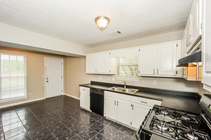 1,875/Mo, 7232 Sandpiper Way Riverdale, GA 30274 Kitchen View