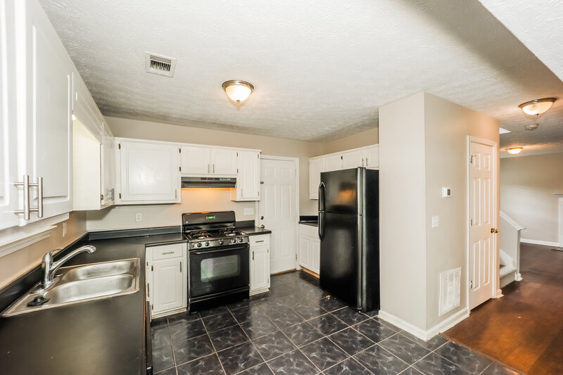 1,875/Mo, 7232 Sandpiper Way Riverdale, GA 30274 Kitchen View 2