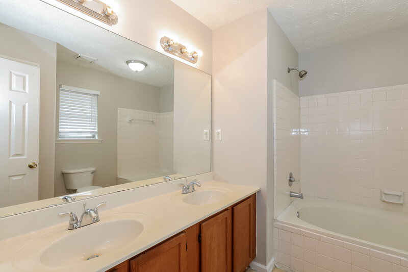 1,830/Mo, 696 Shore Dr Lithonia, GA 30058 Main Bathroom View