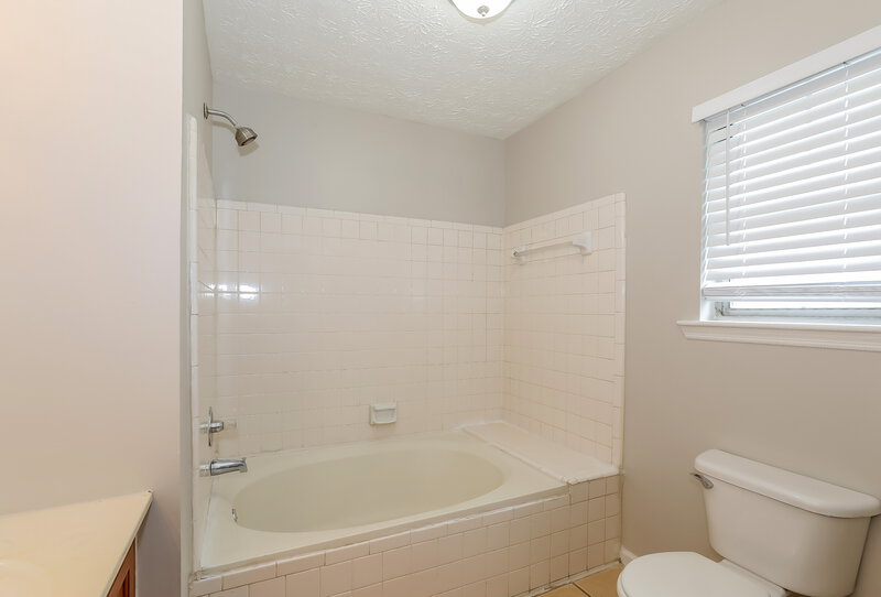 1,830/Mo, 696 Shore Dr Lithonia, GA 30058 Bathroom View