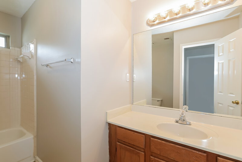 1,830/Mo, 696 Shore Dr Lithonia, GA 30058 Bathroom View 2