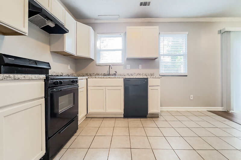 1,820/Mo, 4952 MILLSTONE Walk Stone Mountain, GA 30088 Kitchen View 2