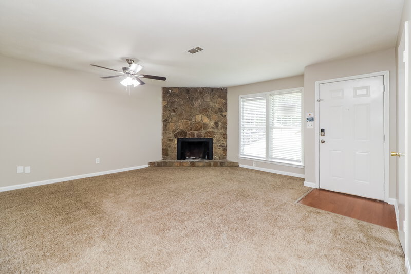 1,640/Mo, 5251 Mainstreet Park Dr Stone Mountain, GA 30088 Living Room View
