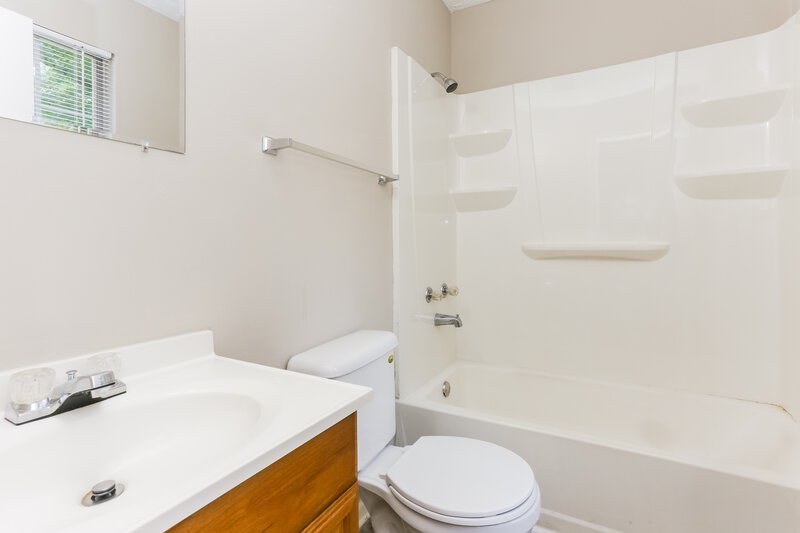 1,710/Mo, 5577 Monette Pl Lithonia, GA 30038 Main Bathroom View