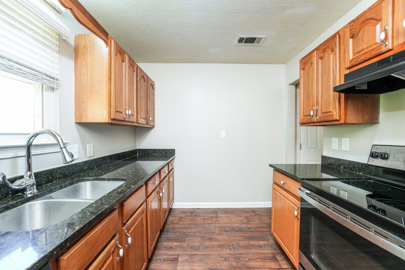 1,875/Mo, 841 Arbor Ct Stone Mountain, GA 30088 Kitchen View 2