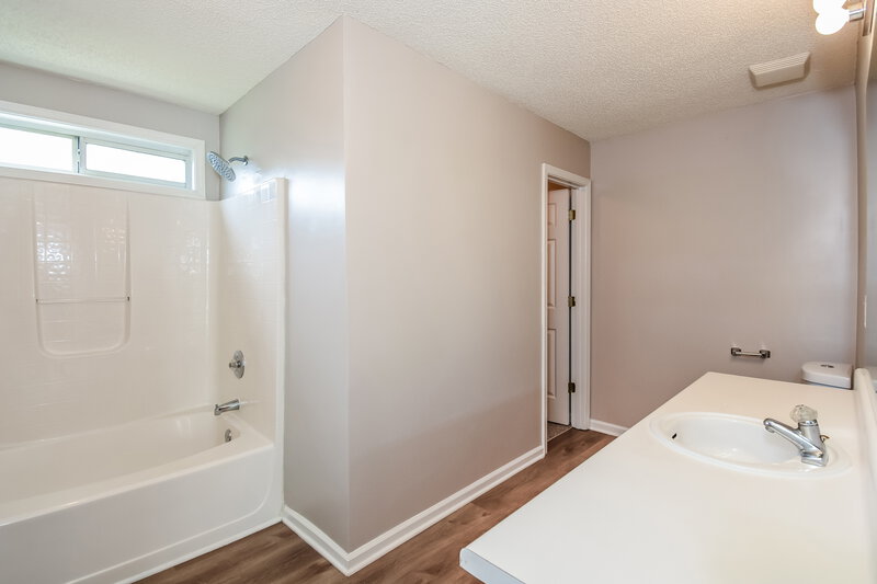 1,775/Mo, 4739 Browns Mill Ferry Rd Lithonia, GA 30038 Main Bathroom View