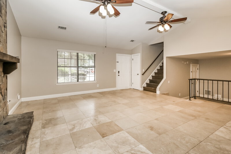 2,250/Mo, 978 Mainstreet Lake Dr Stone Mountain, GA 30088 Living Room View 2