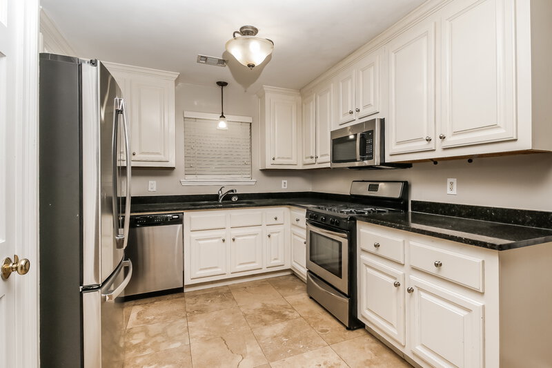 2,250/Mo, 978 Mainstreet Lake Dr Stone Mountain, GA 30088 Kitchen View