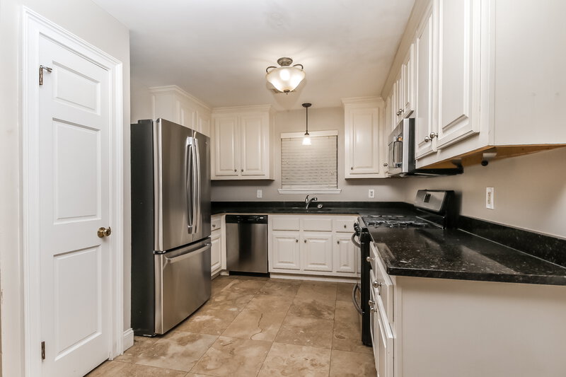 2,250/Mo, 978 Mainstreet Lake Dr Stone Mountain, GA 30088 Kitchen View 2