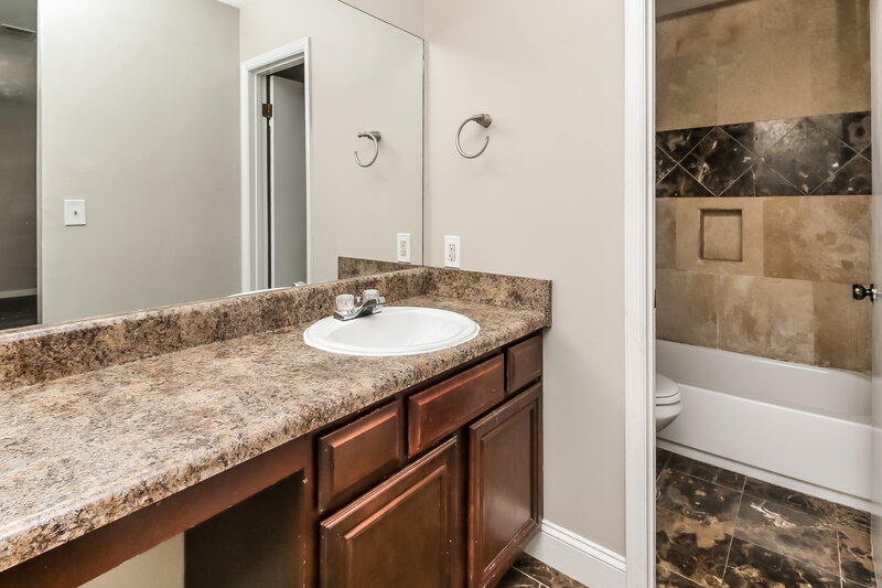 2,250/Mo, 978 Mainstreet Lake Dr Stone Mountain, GA 30088 Main Bathroom View