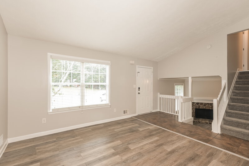 1,670/Mo, 401 Sherwood Oaks Rd Stone Mountain, GA 30087 Living Room View 2