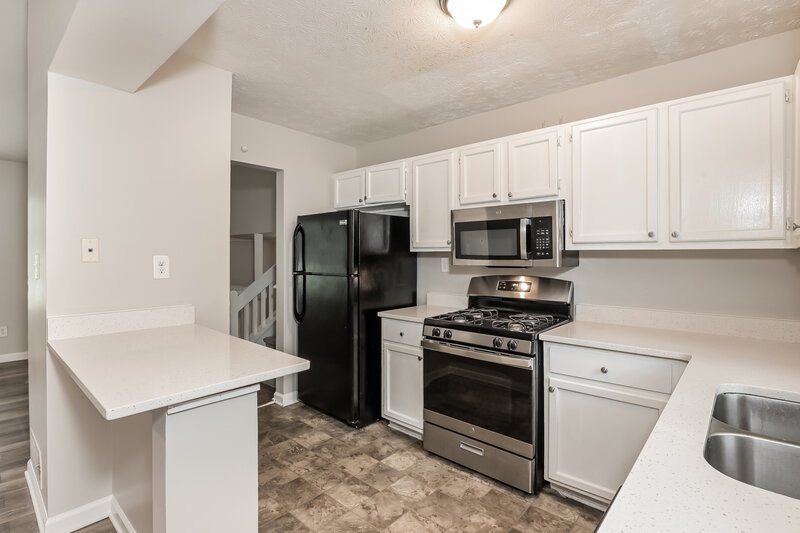 1,670/Mo, 401 Sherwood Oaks Rd Stone Mountain, GA 30087 Kitchen View