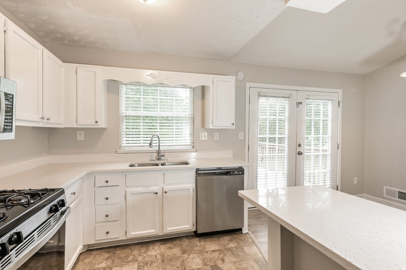 1,670/Mo, 401 Sherwood Oaks Rd Stone Mountain, GA 30087 Kitchen View 2