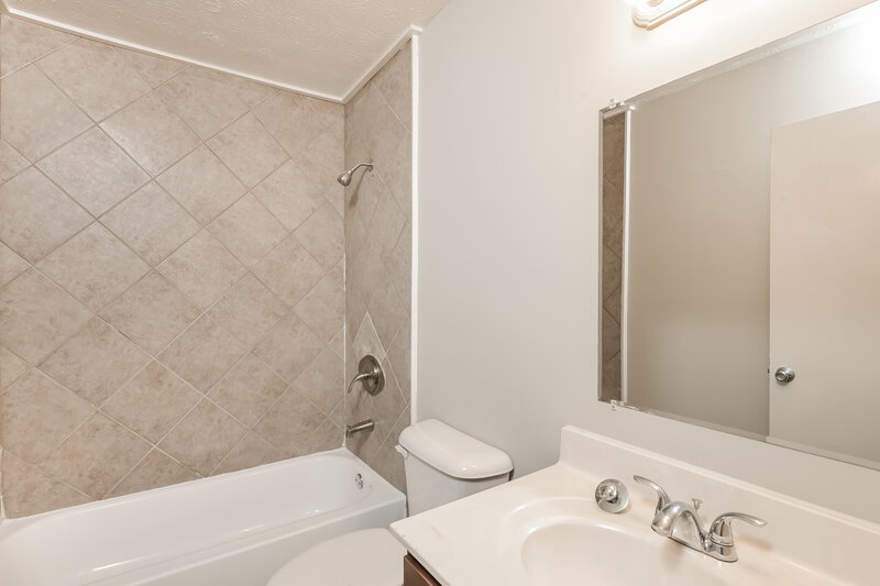 1,670/Mo, 401 Sherwood Oaks Rd Stone Mountain, GA 30087 Bathroom View
