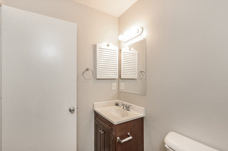 1,670/Mo, 401 Sherwood Oaks Rd Stone Mountain, GA 30087 Bathroom View 2