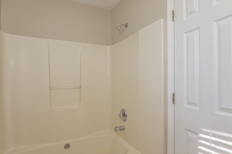 1,835/Mo, 809 Ashley Ln Stone Mountain, GA 30087 Main Bathroom View 2