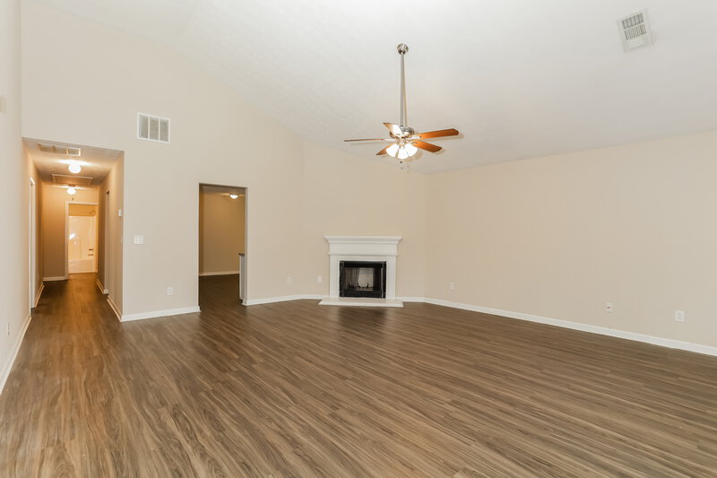 1,700/Mo, 7011 SETTERS Way Lithonia, GA 30038 Living Room View 2