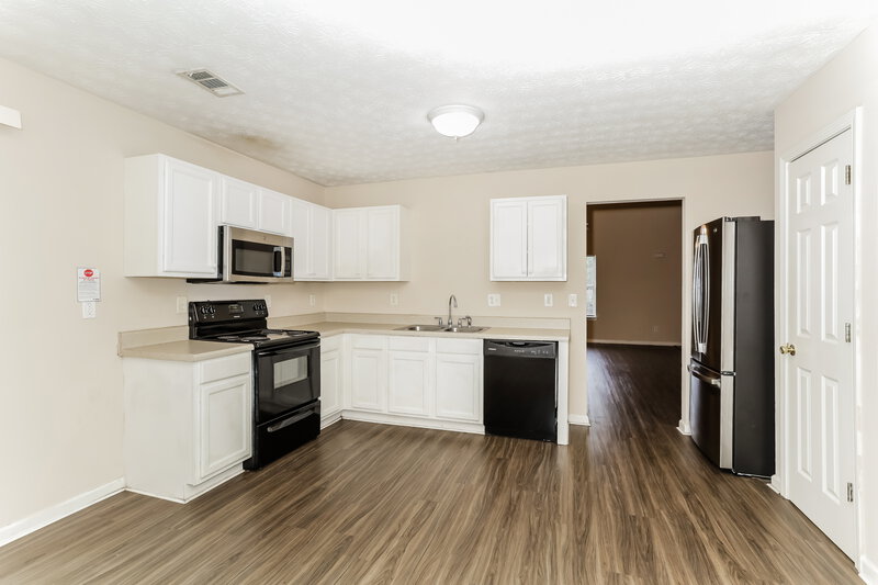 1,700/Mo, 7011 SETTERS Way Lithonia, GA 30038 Kitchen View