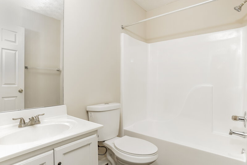 1,700/Mo, 7011 SETTERS Way Lithonia, GA 30038 Bathroom View