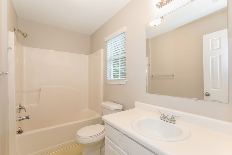 1,800/Mo, 4429 FORD Place Snellville, GA 30039 Main Bathroom View