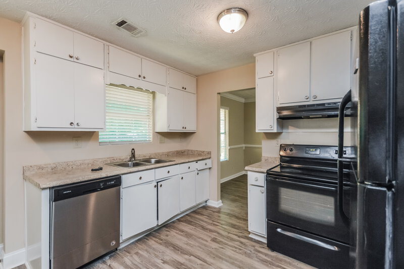 1,825/Mo, 4422 Cedar Ridge Trl Stone Mountain, GA 30083 Kitchen View