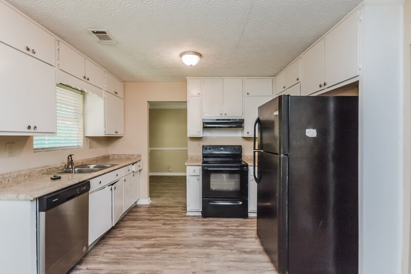 1,825/Mo, 4422 Cedar Ridge Trl Stone Mountain, GA 30083 Kitchen View 2