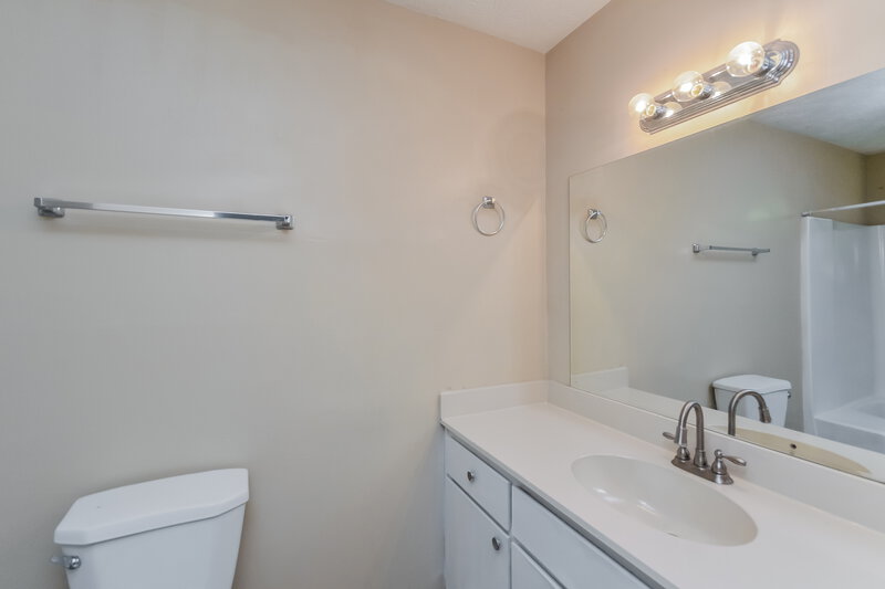 1,825/Mo, 4422 Cedar Ridge Trl Stone Mountain, GA 30083 Main Bathroom View