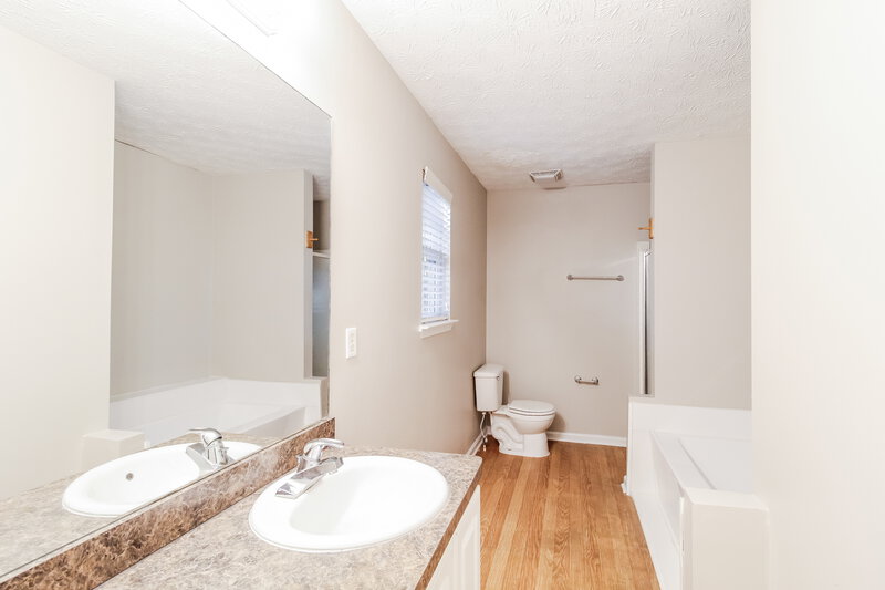 1,810/Mo, 5030 Gillsville Hwy Gillsville, GA 30543 Main Bathroom View