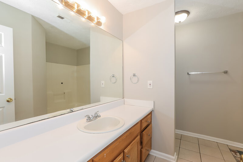 0/Mo, 6273 Amberly Road Rex, GA 30273 Main Bathroom View