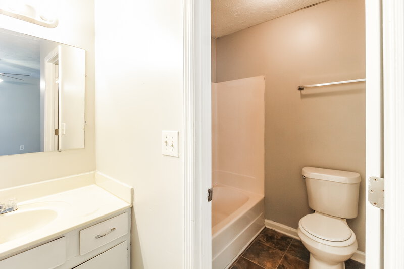 1,675/Mo, 5292 Kinsdale Lane Stone Mountain, GA 30088 Main Bathroom View