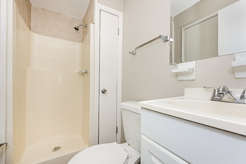 2,140/Mo, 5407 Brittany Trail College Park, GA 30349 Main Bathroom View
