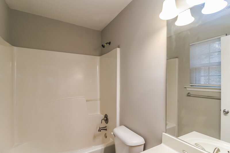1,685/Mo, 4999 Galbraith Cir Stone Mountain, GA 30088 Main Bathroom View